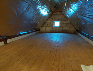 Zateplení stropu staršího rodinného domu pomocí foukané izolace